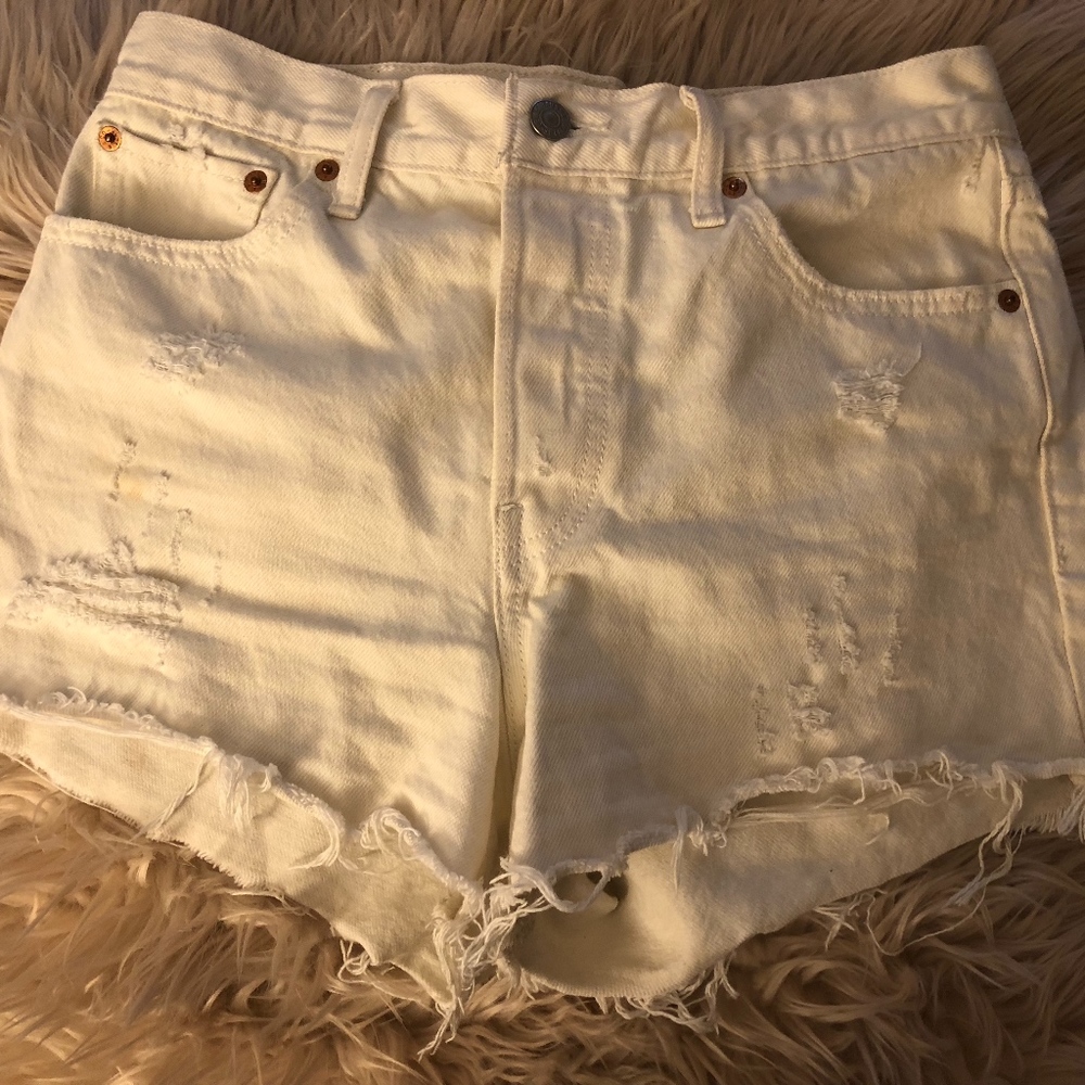 White LEVI High-Waisted Shorts Size 28/29 (6/8)